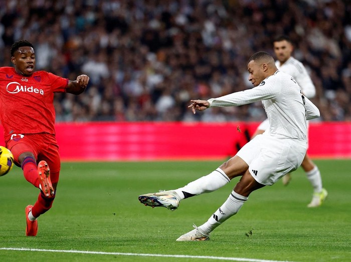 Real Madrid berhadapan dengan Sevilla dalam lanjutan LaLiga Spanyol. Los Blancos menang 4-1. Real Madrid vs Sevilla berlangsung di Santiago Bernabeu, Minggu (11/12/2024) malam WIB.
