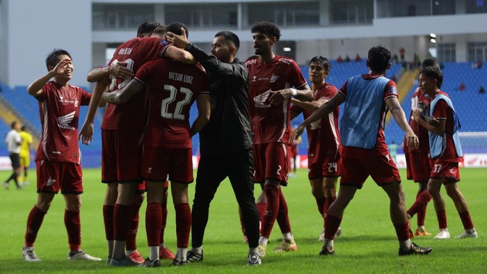 PSM Makassar merayakan kemenangan atas Barito Putera dalam laga Liga 1 2024/2025 di Stadion Batakan.
