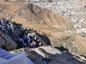 Sejarah Jabal Nur, Gunung Bercahaya di Dekat Mekkah yang Begitu Istimewa Sejarah Jabal Nur, Gunung Bercahaya di Dekat Mekkah yang Begitu Istimewa