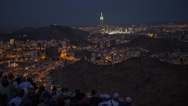 Memandang Indahnya Kota Makkah dari Puncak Jabal Nur