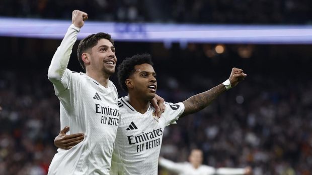 Soccer Football - LaLiga - Real Madrid v Sevilla - Santiago Bernabeu, Madrid, Spain - December 22, 2024 Real Madrid's Federico Valverde celebrates scoring their second goal with Rodrygo REUTERS/Juan Medina