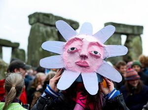 Ribuan Orang Rayakan Matahari Musim Dingin di Inggris