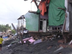 Banjir Rob Hancurkan Empat Rumah Warga di Bintaro Mataram