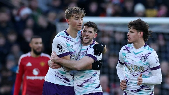 Manchester United babak belur di kandang saat menjamu Bournemouth pada pekan ke-17 Premier League. Setan Merah diobok-obok tiga gol tanpa balas. Man Utd vs Bournemouth bentrok di Old Trafford, Minggu (22/12/2024) malam WIB.
