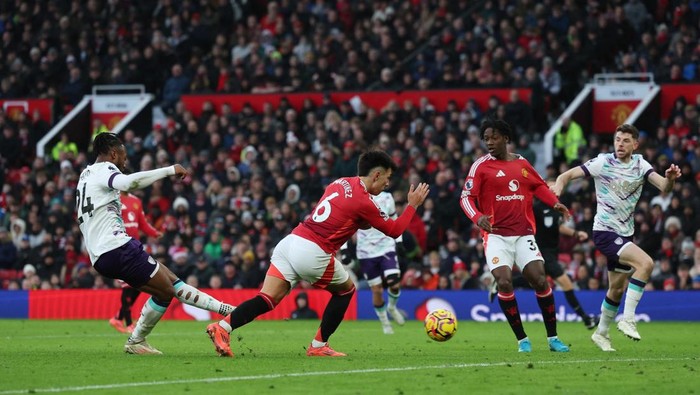 Saat MU Kewalahan Menjamu Bournemouth Manchester United babak belur di kandang saat menjamu Bournemouth pada pekan ke-17 Premier League. Setan Merah diobok-obok tiga gol tanpa balas. Man Utd vs Bournemouth bentrok di Old Trafford, Minggu (22/12/2024) malam WIB.