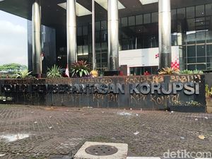 Gedung KPK Dicoret-Dilempar Batu Saat Massa Tuntut Harun Masiku Ditangkap