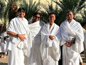 Senyum Sheila On 7 Pakai Ihram: Semoga Jadi Kisah Klasik Untuk Masa Depan Senyum Sheila On 7 Pakai Ihram: Semoga Jadi Kisah Klasik Untuk Masa Depan