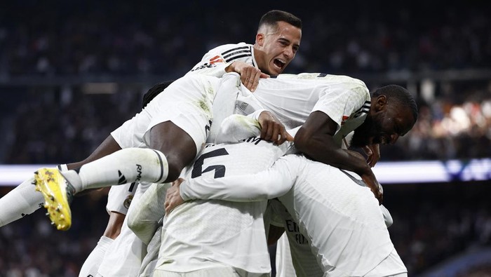 Soccer Football - LaLiga - Real Madrid v Sevilla - Santiago Bernabeu, Madrid, Spain - December 22, 2024 Real Madrids Federico Valverde celebrates scoring their second goal with teammates REUTERS/Juan Medina