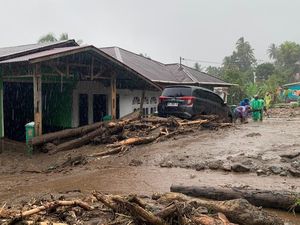 Tanah Longsor Hantam 4 Rumah dan Bengkel di Agam