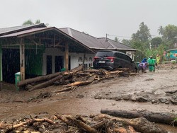 Tanah Longsor Hantam 4 Rumah dan Bengkel di Agam