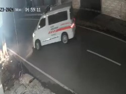 Mobil Ambulans Klinik Dimaling, Pelaku Tampak Santuy di CCTV