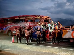 Laka Maut Bus Vs Truk di Tol Pandaan-Malang, 4 Orang Tewas