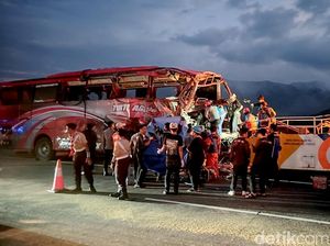 Laka Maut Bus Vs Truk di Tol Pandaan-Malang, 4 Orang Tewas Laka Maut Bus Vs Truk di Tol Pandaan-Malang, 4 Orang Tewas