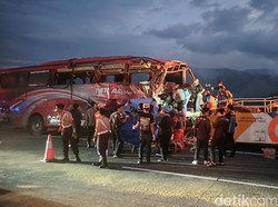 4 Orang Tewas dalam Kecelakaan Bus Wisata Vs Truk Tronton di Tol Malang