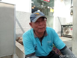 Perjuangan Wajari Mencari Nafkah di Balik Keramaian Stasiun Saat Nataru