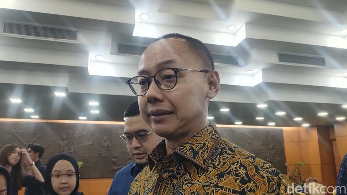 Wakil Ketua MPR RI, Eddy Soeparno, meminta pemerintah menghasilkan klasifikasi lebih rinci barang dan jasa yang dikenakan PPN 12% biar penduduk tak bingung. (Dwi Rahmawati/) Wakil Ketua MPR RI, Eddy Soeparno, meminta pemerintah menghasilkan klasifikasi lebih rinci barang dan jasa yang dikenakan PPN 12% biar penduduk tak bingung. (Dwi Rahmawati/)