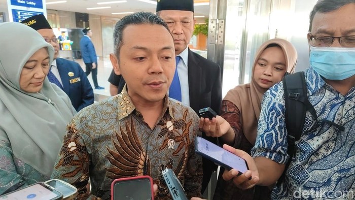 Wakil Menteri Pendidikan Dasar dan Menengah, Fajar Riza Ul Haq ditemui di Edutorium UMS, Senin (23/12/2024).