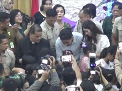 Hadiri Perayaan Natal di HKBP Medan, Gibran Bagi Hadiah ke Anak-anak