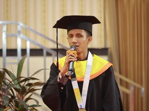 Kisah Mahasiswa Tunanetra Anak Tukang Tambal Ban Raih Gelar S2 di Unair Kisah Mahasiswa Tunanetra Anak Tukang Tambal Ban Raih Gelar S2 di Unair