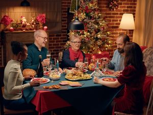 Malam Natal Pakai Baju Warna Apa? Ini Tema Dress Code dan Outfitnya