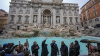 Drama Hari Pertama Penerapan Tiket Berbayar di Trevi Fountain