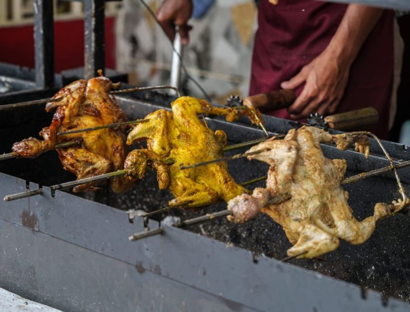 Ayam kampung nan sudah dilumuri ramuan dipanggang selama 20 menit