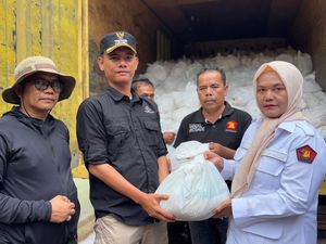 Andre Rosiade Kirim 1.000 Paket Sembako ke Korban Longsor di Maninjau Kab Agam Andre Rosiade Kirim 1.000 Paket Sembako ke Korban Longsor di Maninjau Kab Agam