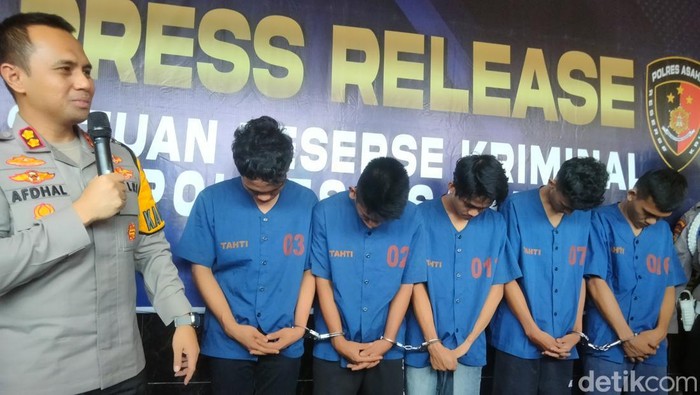Anggota geng motor Mafia Bangladesh yang ditangkap Polres Asahan alasannya menghancurkan kepraktisan kantor pemerintahan setempat. (Perdana Ramadhan/detikSumut) Anggota geng motor Mafia Bangladesh yang ditangkap Polres Asahan alasannya menghancurkan kepraktisan kantor pemerintahan setempat. (Perdana Ramadhan/detikSumut)