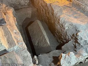 Arkeolog Menemukan Makam yang Diduga Milik Sinterklas di Bawah Gereja Arkeolog Menemukan Makam yang Diduga Milik Sinterklas di Bawah Gereja