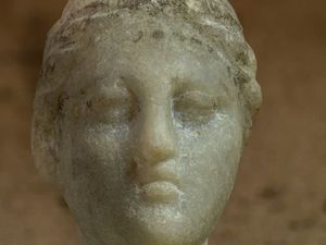 Potret Artefak Kepala Marmer Diduga Kuat Wajah Asli Cleopatra Potret Artefak Kepala Marmer Diduga Kuat Wajah Asli Cleopatra