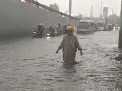 Diguyur Hujan 3 Jam, Jalan Samping Flyover Waru Sidoarjo Banjir