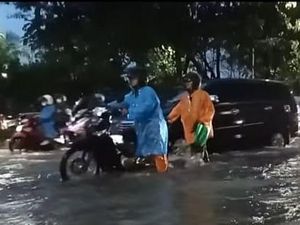 Malam Natal di Surabaya Diterjang Hujan Deras, Beberapa Titik Terendam Banjir Malam Natal di Surabaya Diterjang Hujan Deras, Beberapa Titik Terendam Banjir