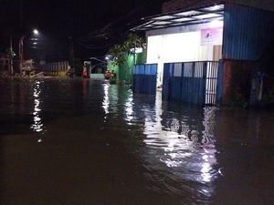 Rumah Terendam Banjir, Warga Lesanpuro Kota Malang Selamatkan Barang