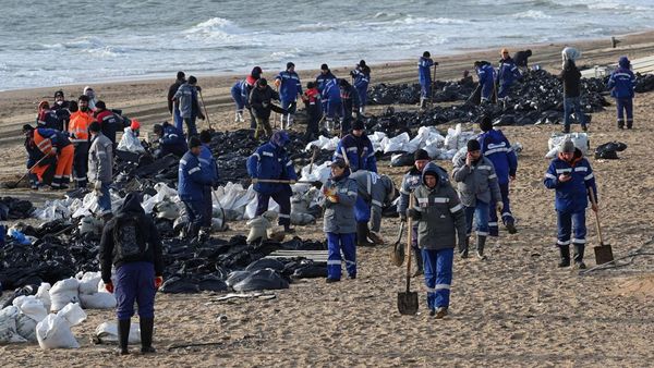 Berjibaku Bersihkan Tumpahan Minyak di Garis Pantai Rusia