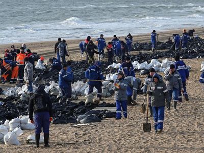 Berjibaku Bersihkan Tumpahan Minyak di Garis Pantai Rusia