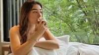 Cantiknya Natasha Ryder Saat Ngopi dan Nikmati Floating Breakfast