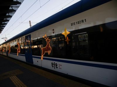 Dekorasi Lampu Natal Hiasi Kereta Api di Chile