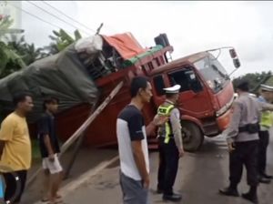 Truk Terperosok Bikin Lalin Jalinsum Palembang-Banyuasin Tersendat