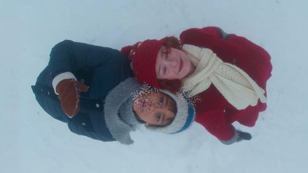 Film The Snow Sister (2024) The Snow Sister. (L to R) MUDIT GUPTA as Julian, CELINA MEYER HOVLAND as Hedvig in The Snow Sister. Cr. Courtesy of Netflix © 2024