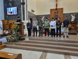 Polisi Pastikan Jemaah Gereja Bisa Ibadah Natal dengan Aman di Ponorogo Polisi Pastikan Jemaah Gereja Bisa Ibadah Natal dengan Aman di Ponorogo