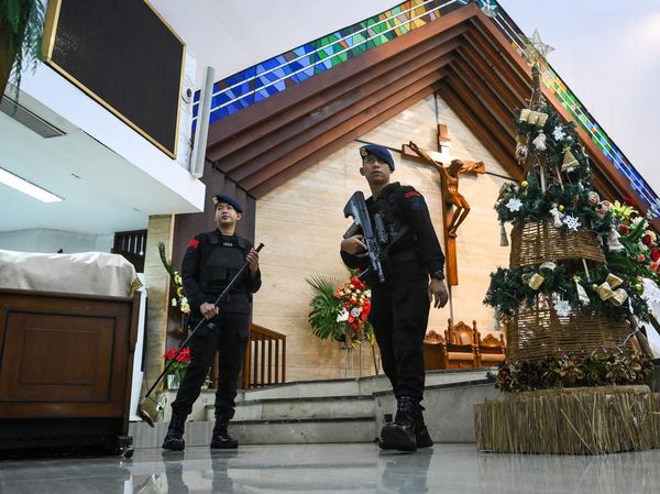 Gegana Metro Jaya Sterilisasi Gereja Jelang Misa Malam Natal