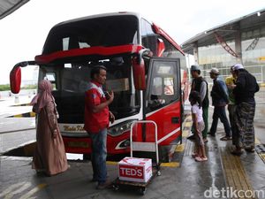 Jangan Mau Naik Bus Kalau Nggak Ada Stiker Ini, Pokoknya Jangan