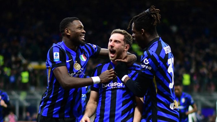 Soccer Football - Serie A - Inter Milan v Como - San Siro, Milan, Italy - December 23, 2024 Inter Milans Carlos Augusto celebrates scoring their first goal with teammates REUTERS/Daniele Mascolo
