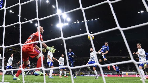  Carlos Augusto of Internazionale scores goal during the Serie A match between Inter and Como at Stadio Giuseppe Meazza on December 23, 2024 in Milan, Italy. (Photo by Image Photo Agency/Getty Images)