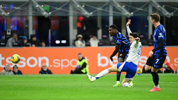  Carlos Augusto of Internazionale scores goal during the Serie A match between Inter and Como at Stadio Giuseppe Meazza on December 23, 2024 in Milan, Italy. (Photo by Image Photo Agency/Getty Images)