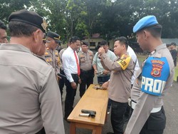 Kapolres Cek Senjata Api Polisi di Labuan Bajo Jelang Nataru