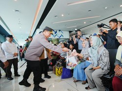 Kapolri Sapa dan Beri Bingkisan untuk Masyarakat di Pelabuhan Merak, Pastikan Nataru Aman-Nyaman