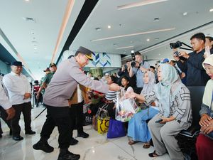 Kapolri Sapa dan Beri Bingkisan untuk Masyarakat di Pelabuhan Merak, Pastikan Nataru Aman-Nyaman Kapolri Sapa dan Beri Bingkisan untuk Masyarakat di Pelabuhan Merak, Pastikan Nataru Aman-Nyaman
