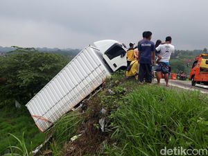 Ikuti Google Maps, Truk Boks Terperosok di Tikungan Irung Petruk Boyolali Ikuti Google Maps, Truk Boks Terperosok di Tikungan Irung Petruk Boyolali