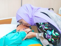 Khofifah Jenguk Korban Kecelakaan Maut Tol Cipularang